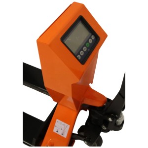Dettaglio: transpallet Cartech con bilancia, alloggiamento arancione, display digitale.