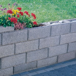 Mur de jardin Kann gris en béton avec des plantes comme délimitation de propriété.