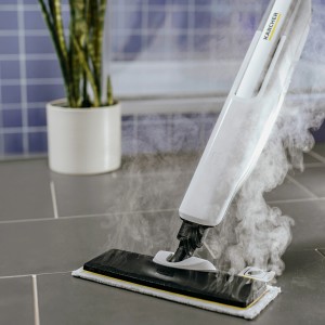 Nettoyeur vapeur Kärcher avec lingettes microfibre universelles en utilisation sur carrelage.