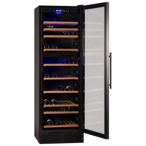 Schwarzer Kibernetik Weinklimaschrank mit offener Glastür, Buchenholzregalen, Weinflaschen und blauer LED-Beleuchtung.