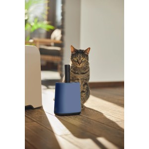 Pelle Rotho Biala avec support bleu horizon pour litières pour chats, avec chat en arrière-plan.