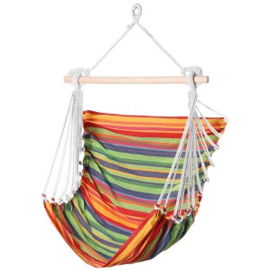 Sedia sospesa Bahia a righe colorate con barra in legno e corda di sospensione. Comodo arredo giardino per il relax.