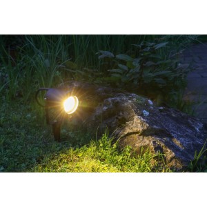Faretto LED da giardino con picchetto, 6W, cavo 3m, IP65, illumina una pietra in giardino.