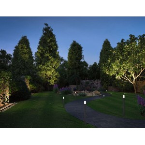 Le luci da giardino Paulmann Flarea nere illuminano un sentiero con luce bianca calda.