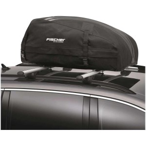 Coffre de toit Fischer pliable noir monté sur le toit d'une voiture. Sac de rangement inclus.