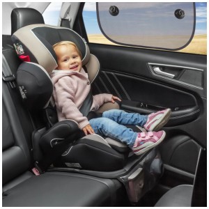 Kind im Auto-Kindersitz mit Reer Sonnenschutz TravelKid Sun Basic am Fenster.