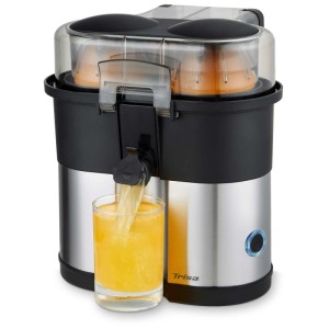 Spremiagrumi Trisa Vita Xpress Duo in acciaio inox con succo nel bicchiere.
