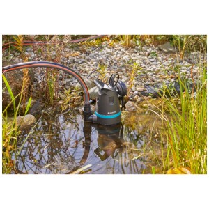 Pompe submersible eaux chargées Gardena 9200 Basic avec tuyau dans bassin de jardin.