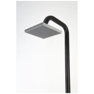Doccia solare Steinbach Deluxe Supreme con soffione quadrato e tubo verticale nero.