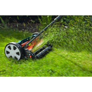 Tondeuse hélicoïdale Gardena Classic 400 en action : Tondeuse à main pour une coupe précise.