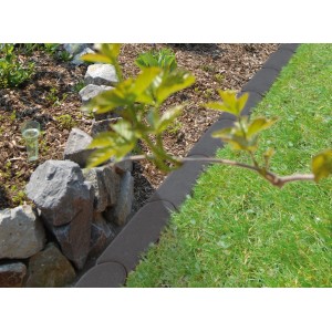 Bordure de gazon Maxi anthracite en béton pour bordures de pelouses et de parterres de fleurs dans le jardin.