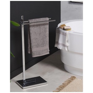 Portasciugamani freestanding Selva in acciaio cromato con due aste nel bagno.