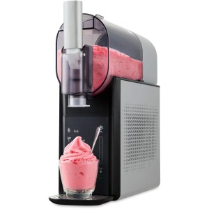 Machine à glace Trisa Slush'n'Cream avec glace pilée prête à déguster dans un verre. Machine à glace 250W en argent et noir.