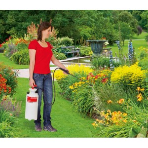 Donna che utilizza il nebulizzatore a pressione Birchmeier Hobby Star 5 in giardino per la cura delle piante.