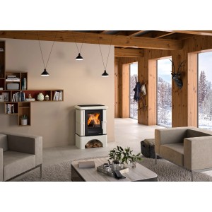 Justus Kaminofen Bavaria Ahorn Weiß mit Sockel (7 kW) im Wohnraum mit brennendem Feuer.