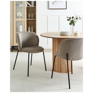 Lot de 2 chaises de salle à manger Beliani Miles en velours côtelé taupe avec pieds en métal noir.