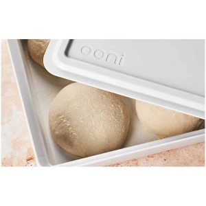 Boîtes à pâte à pizza Ooni, 2 récipients en plastique blanc avec boules de pâte.