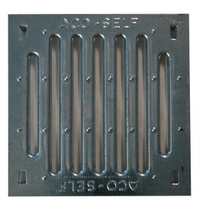 Avaloir de cour ACO Self avec grille en acier galvanisé. Caniveau de drainage pour cour et jardin.
