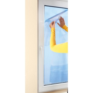 Applicazione di pellicola protettiva solare (92x200 cm) su finestra per protezione UV e temperatura ambiente confortevole.
