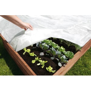 Voile d'hivernage blanc (5x1,5m) tendu sur un potager, protégeant les plantes du vent et des intempéries.