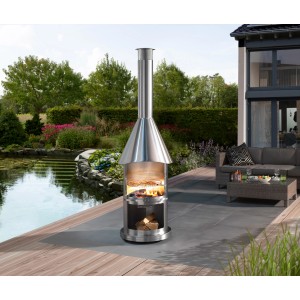 Barbecue Buschbeck Auckland en acier inoxydable brossé, avec feu et grille dans le jardin.