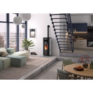 Poêle à granulés Justus Norta en stéatite 8 kW dans un salon moderne avec escalier et décoration.