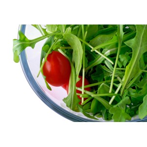 Roquette fraîche en pot avec tomates, idéale pour salade.