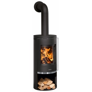 Justus Kaminofen Faro 2.0, Stahl schwarz, 6 kW mit Holzscheiten im Brennraum und Holzfach.