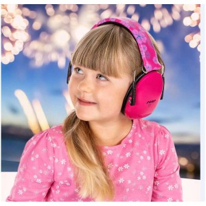 Fille portant un casque antibruit rose Reer SilentGuard Kids devant un feu d'artifice.
