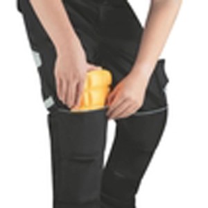 Pantaloni da lavoro neri con inserto per ginocchiere e ginocchiera gialla. Pantaloni da uomo taglia XL.