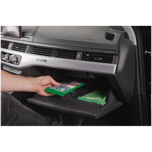 Sonax CockpitPflege-Tücher im Auto-Handschuhfach, zur Reinigung und Pflege von Kunststoffoberflächen.