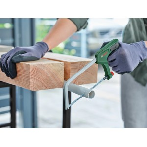 Seghetto Bosch 15 cm taglia tubo di plastica. Sega a mano con manico verde e lama in metallo.