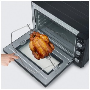 Severin Kleinbackofen mit Drehspieß und Brathähnchen im Garraum.