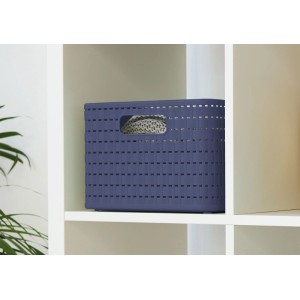Panier de rangement Rotho Country 18l bleu foncé aspect rotin sur étagère blanche. Idéal pour organiser chaque pièce.