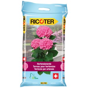 Sacco di terriccio per ortensie Ricoter (15 l) con fiori di ortensia rosa.