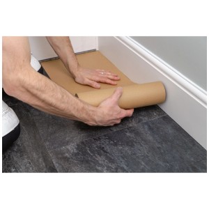 Application de papier de masquage auto-adhésif Tesa (50 m x 150 mm) pour protéger les surfaces des éclaboussures de peinture.