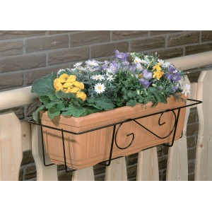 Cesto per fioriera da balcone antracite 85 cm con fioriera piantata sulla ringhiera del balcone.