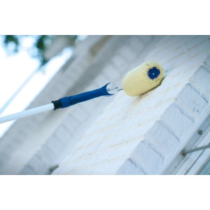 Rouleau de façade LUX 25 cm avec manche télescopique peignant un mur.