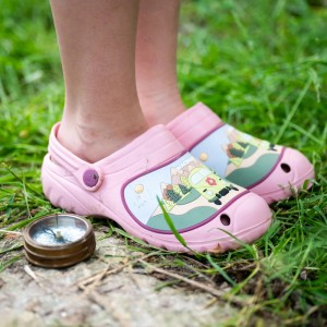 Zoccoli rosa da bambino Blackfox Roadtrip taglia 22/23 con camper e bussola nell'erba.