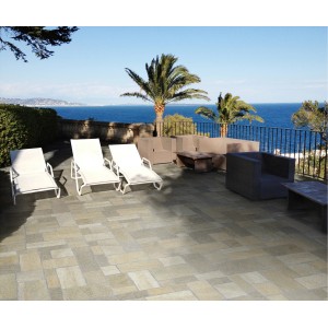 Posa di piastrelle per pavimenti in gres porcellanato Opera Petra Beige (30x60 cm) su una terrazza con mobili da giardino.