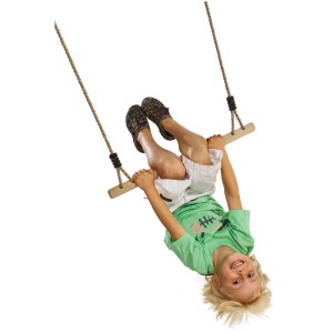 Enfant se balançant sur un trapèze en bois (58 cm) pour balançoire ou toboggan. Bois imprégné de cuivre avec anneaux en acier.