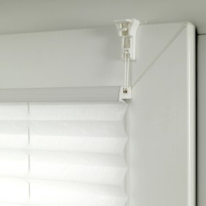Store plissé Gardinia Easy Fix Greta, bleu fumé, 50x130cm, tendu sur le cadre de la fenêtre.