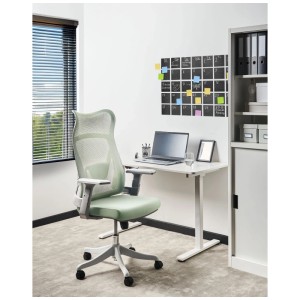 Chaise de bureau Beliani Bard verte avec maille respirante en polyester et cadre en plastique dans un bureau.
