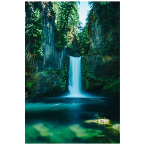 Quadro su tela Artis 'Cascata Verde' (45x65 cm): Cascata in un paesaggio verde.