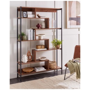 Étagère Beliani Daven, marron, avec 6 niveaux et structure en métal noir, décorée de livres et de décorations.
