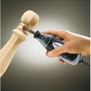 Utensile di levigatura Dremel 408 con nastro abrasivo in uso su un pezzo.