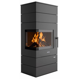 Poêle noir Justus Voga W+ (6,5 kW) avec feu de bois derrière une vitre. Cheminée moderne en acier pour une chaleur agréable.