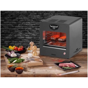 Grill elettrico BBQ Grill X-800 con bistecche, pietra per pizza e accessori su tavolo di legno.