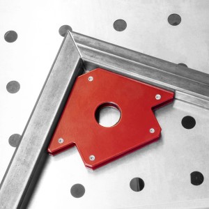 Kit d'aimants de soudure Güde, aimant d'angle rouge fixant un angle métallique sur une table de soudure.