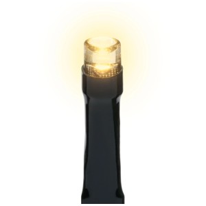 Gros plan d'une LED blanc chaud d'une guirlande lumineuse OBI, idéale pour décoration de Noël extérieure.